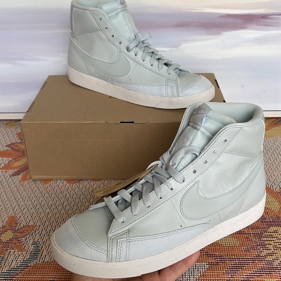 NIKE WMNS BLAZER MID '77 NEXT
NATURAL 
LIGHT SILVER/LIGHT SILVER-WOLF GREY - Picture 15 of 16